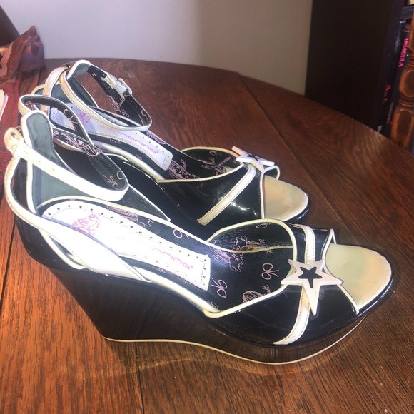 PLATFORM Pin-Up Sandals with Black and White Stars - Picture 2 of 3